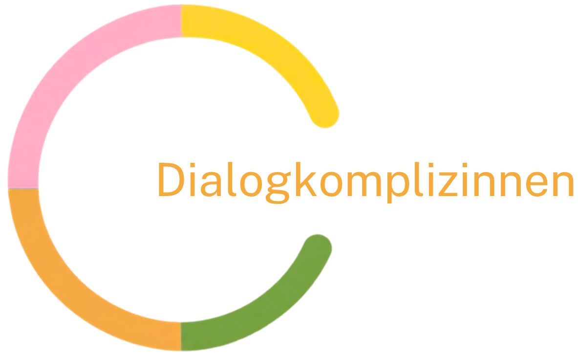 Logo der Dialogkomplizinnen: offener Kreis mit vier Farben und dem Schriftzug Dialogkomplizinnen